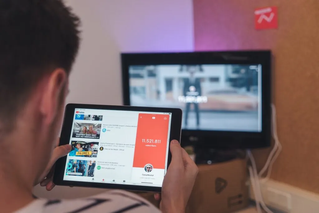 タブレットでYouTube動画を鑑賞中の男性